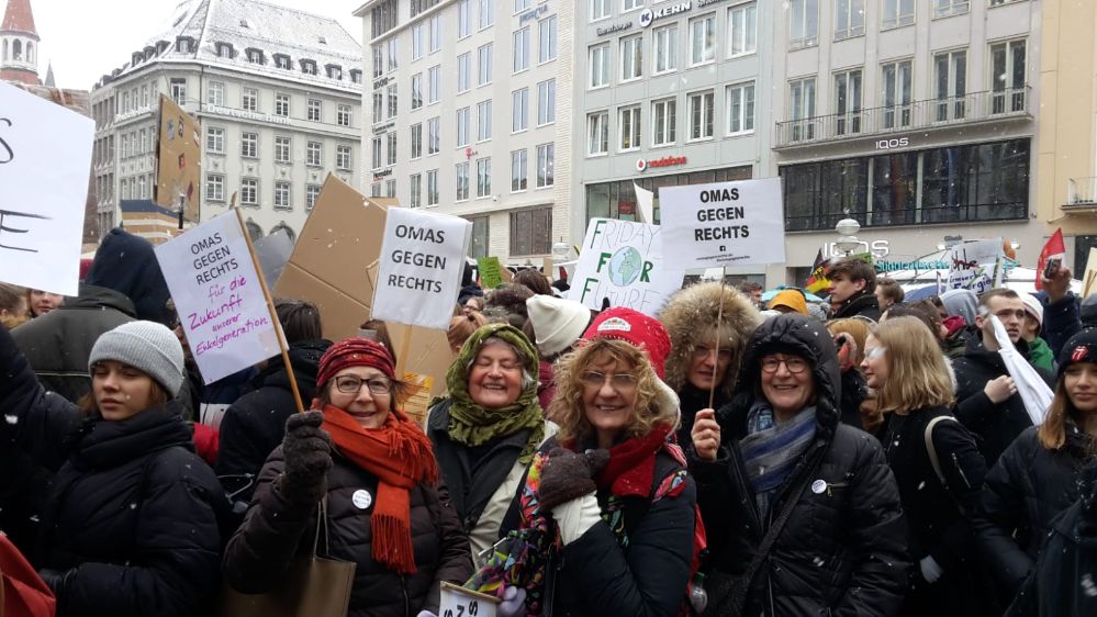 "Omas gegen Rechts" in München auf der Klimaschutz-Demo Fridays for Future