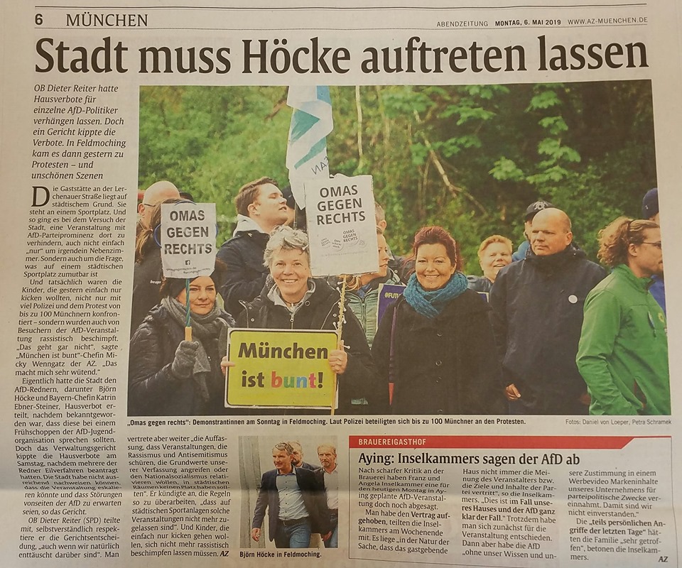 OMAS GEGEN RECHTS protestieren mit "München ist bunt" gegen den Auftritt Höckes in Feldmoching.
