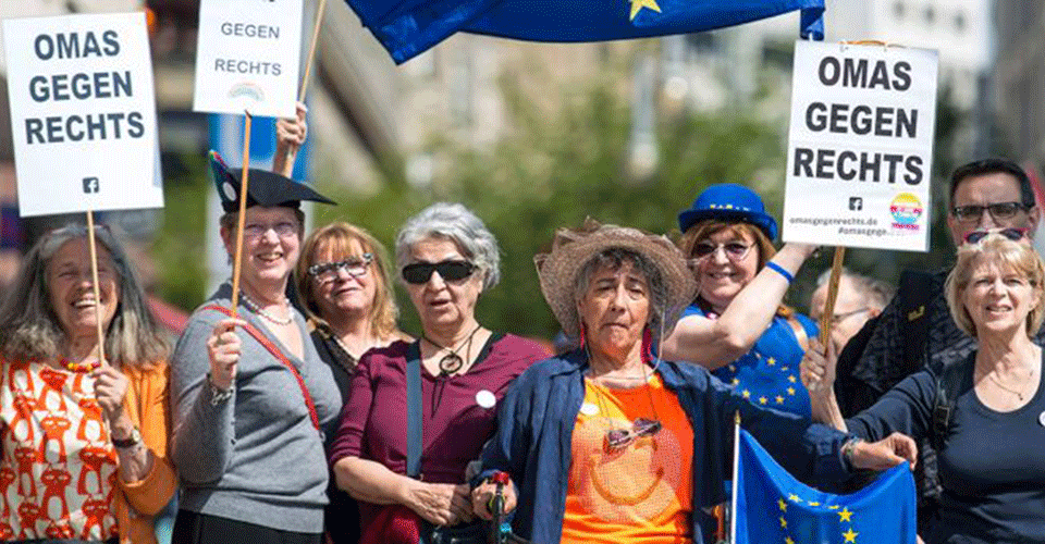 Angry Old Women - Ältere Frauen stehen auf - OMAS GEGEN - RECHTS - Foto: Heike Lyding